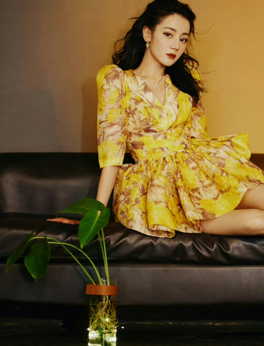 迪丽热巴与黄裙的适配度满分，明媚色彩衬得她灵动又耀眼 ​​​