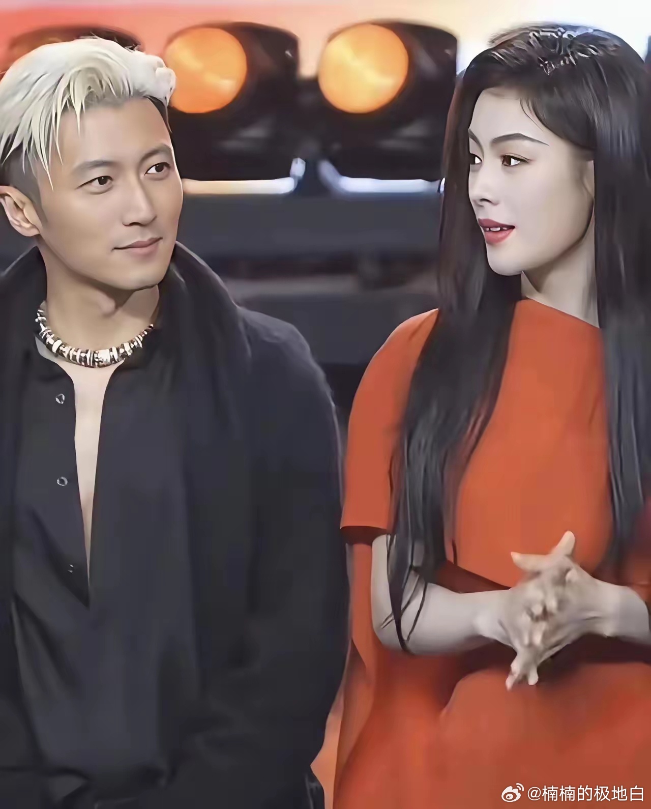 谢霆锋想看不敢看的样子，还有点小可爱，就是不知道王菲会不会生气？穿红裙的陈丽君太