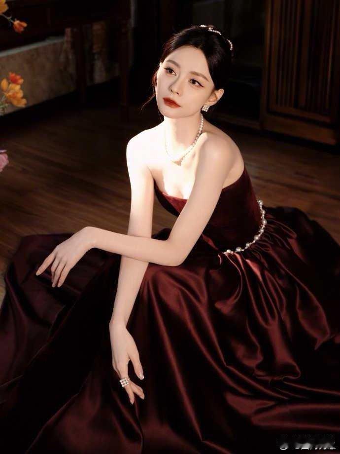 沈梦辰婚后状态简直大回春！一袭红色抹胸裙优雅亮相，气质直接美出新高度 