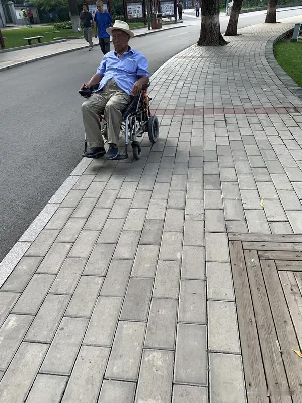 前阵子刷到篇短文，讲在公园撞见位老爷子，里面那句“一包东西，全是‘怕’”一下就戳