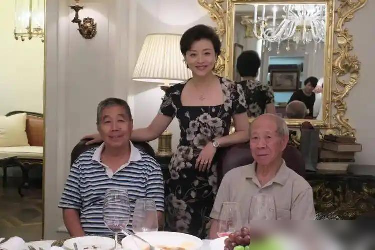 杨澜89岁的父亲享受国务院政府特殊津贴

说真的，能拿到国务院特殊津贴的，全是在