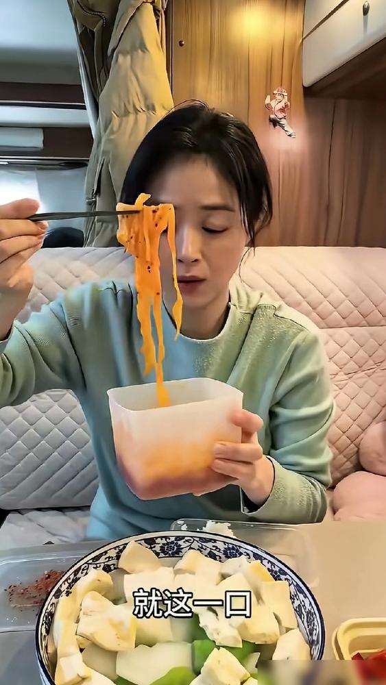 就为了一口红油面皮，蒋欣竟在剧组对助理“下了手”。
 
人家天天啃水煮萝卜，眼珠