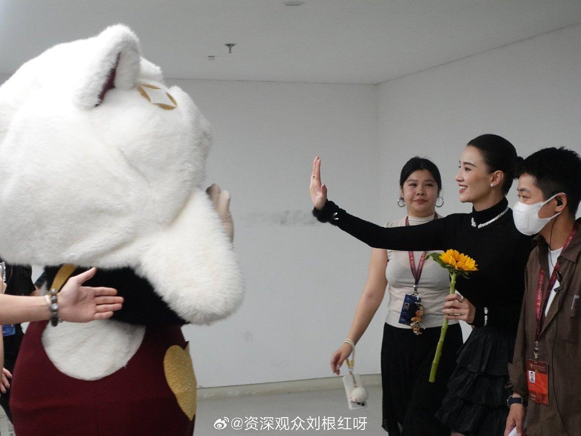 众星在百花奖后台被萌物硬控众星在后台与人偶合影哈哈哈哈众星在百花奖后台被萌物硬控