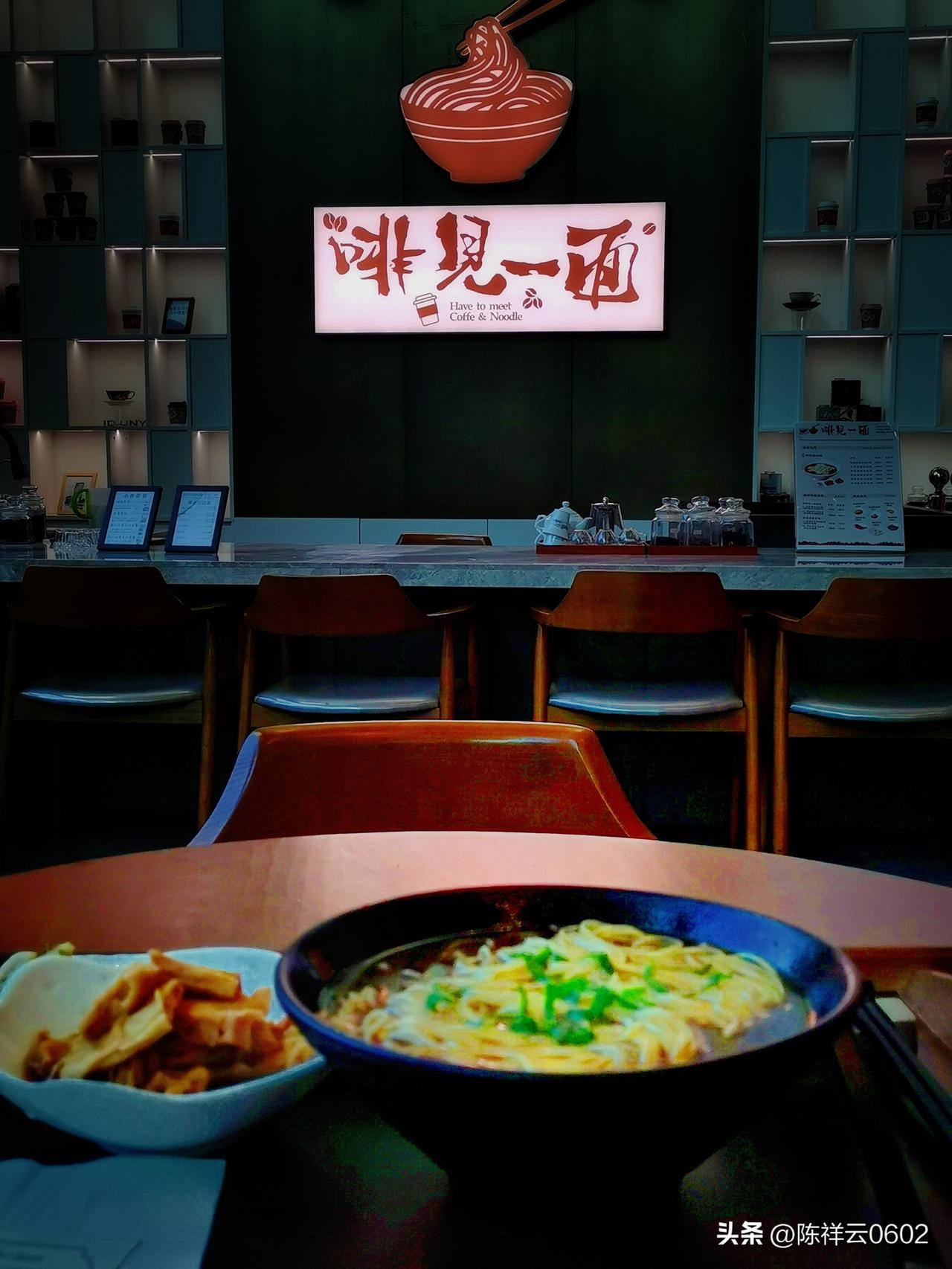 啡见一面？即刻就见！

再次住进合肥鸿瑞金陵酒店，发现大堂一侧多了这个“店中店”
