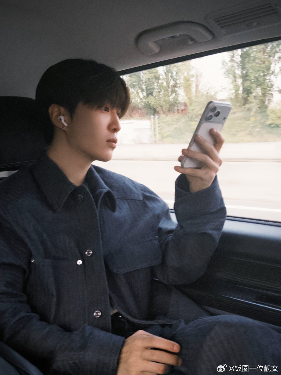 范丞丞综艺感与演技双在线，不骄不躁稳步转型，是自带松弛感的实力派小生 