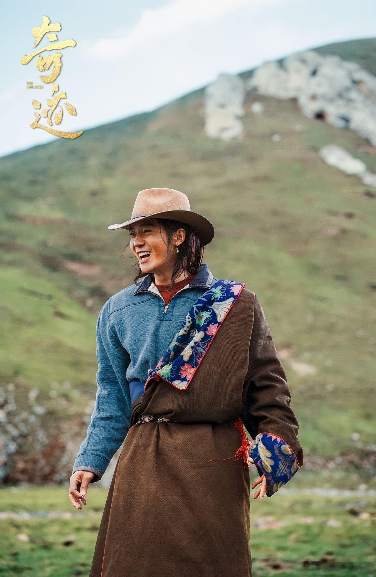 我用0秒接受了于适放牛 于适放牛的画面太有生活感了！和小牛互动超有趣，还把当地口