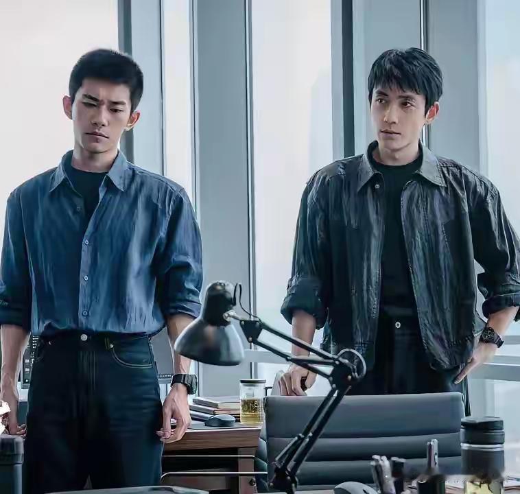朱一龙、易烊千玺身上的氛围感：少年成名的紧绷，困住了松弛的演技
 
看完朱一龙在