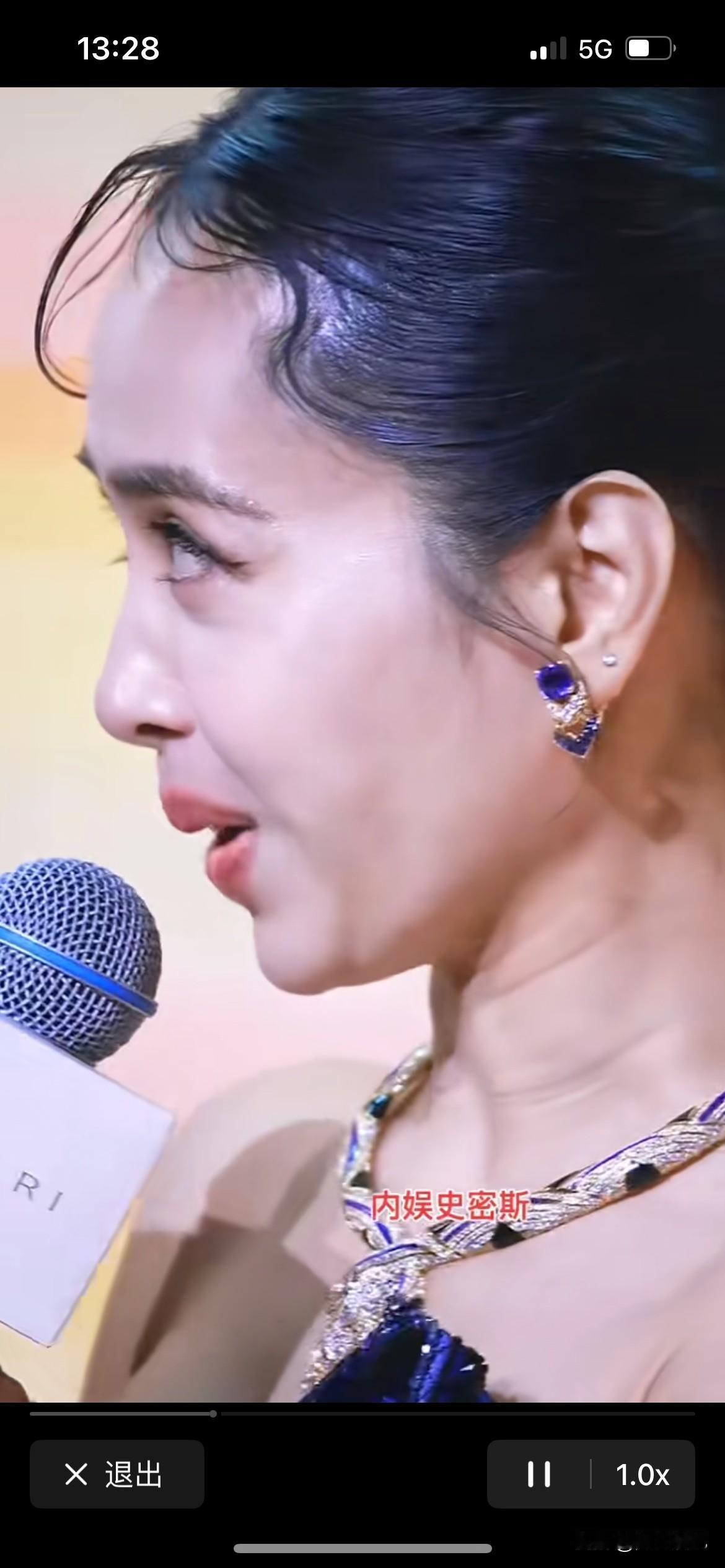 蔡依林老师也开始慢慢变老了，这张脸也不敢看了，身上的赘肉也露出来尴尬了。

平时