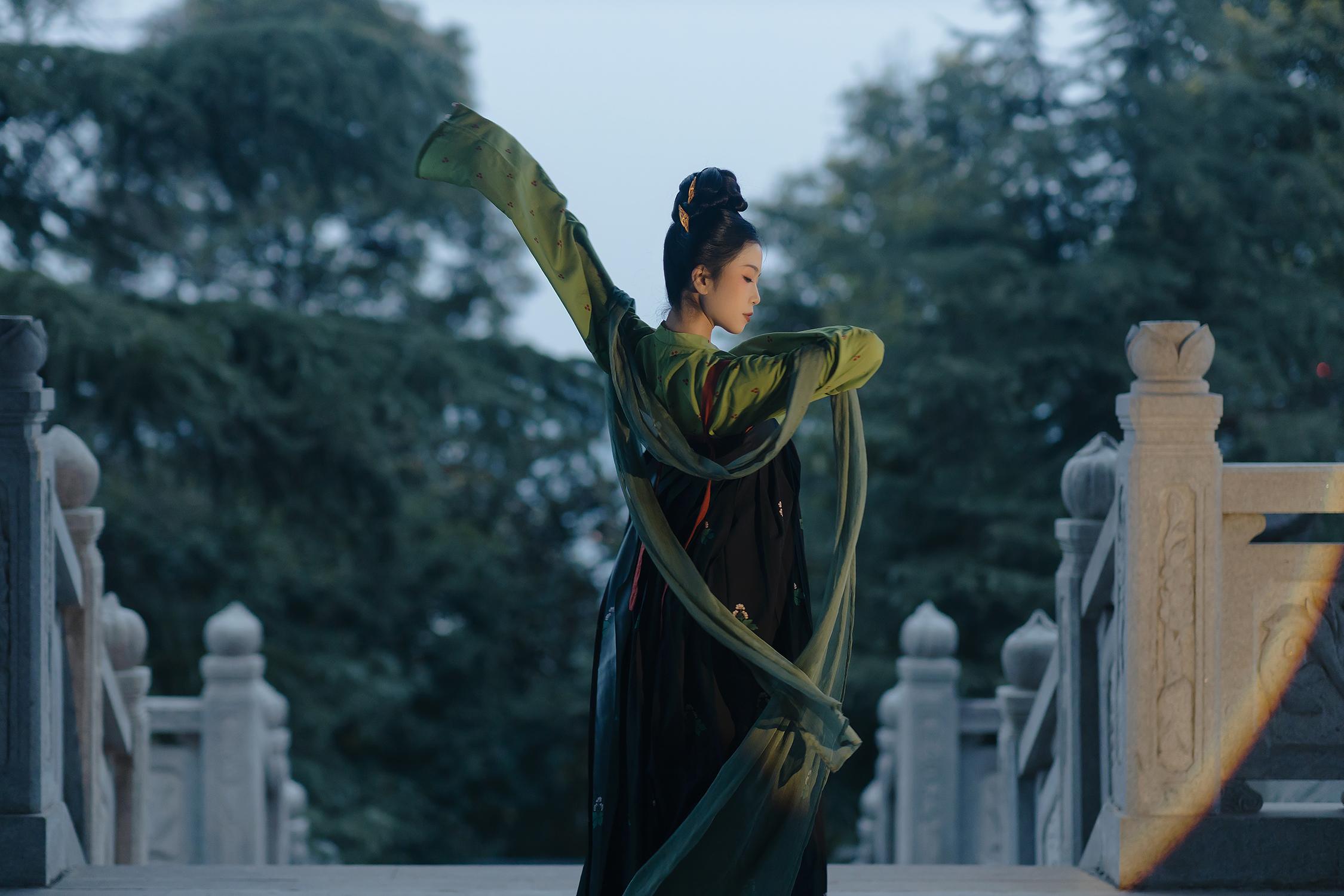 “奈何她无意，却不小心踏进这春花秋月。”