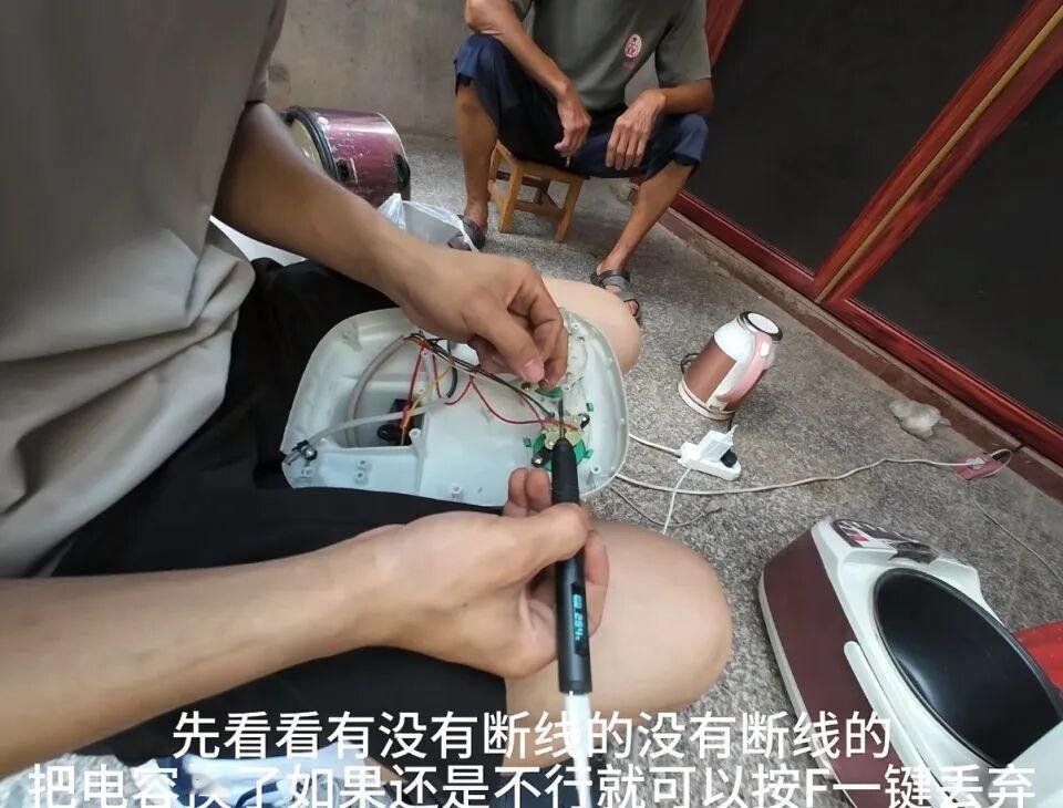 江西，一位19岁大二学生，暑假不在家吹空调，不打游戏，竟走村串户免费为村里老人修