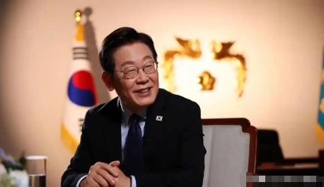 针对中日问题！李在明最新表态！
韩国总统李在明12日接受日本媒体采访时表示，“中