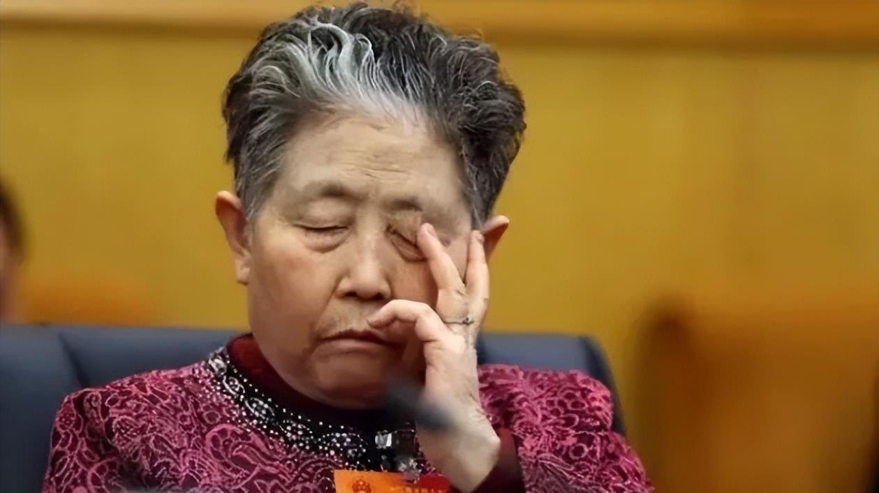 老干妈，这个曾经国民餐桌上的“灵魂伴侣”，换回原配方了，可为什么顾客还是不买账？
