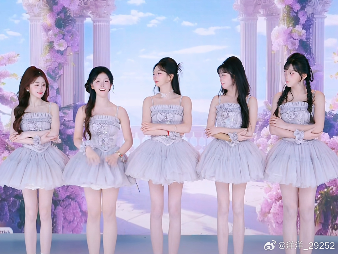 洋洋高锐、红月亮吗◎午夜……就是午夜望着玲珑舞台心……早己化蝶◎化蝶……吗其实芳