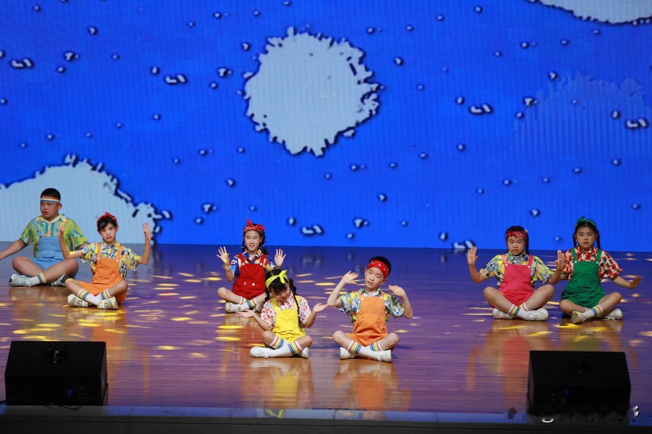 萌娃舞台秀，童真无限好！🎉👧👦