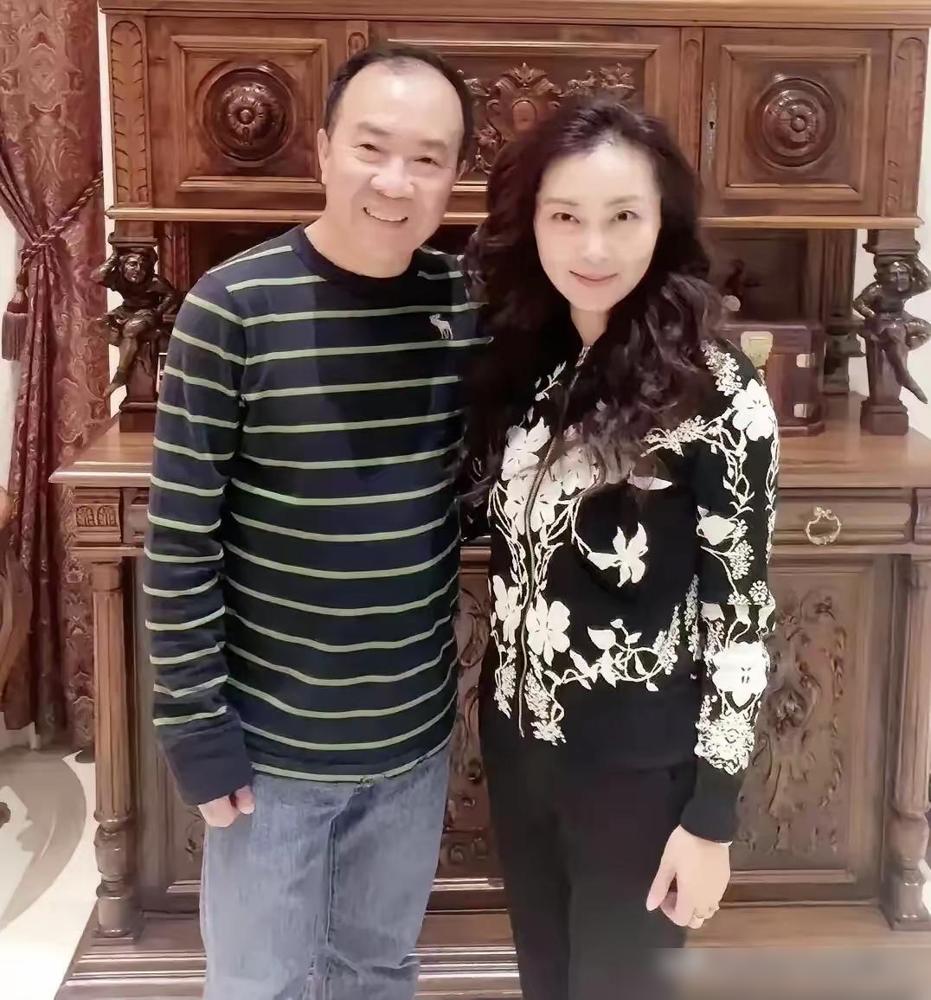 65岁的相声演员戴志诚，气色还不错。只是发量有点少，只保住了半壁江山。

说简单