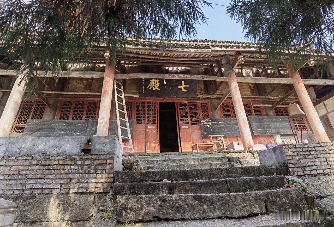 陪奶奶上山拜佛，地方不是点吧点的偏[捂脸][捂脸][捂脸]