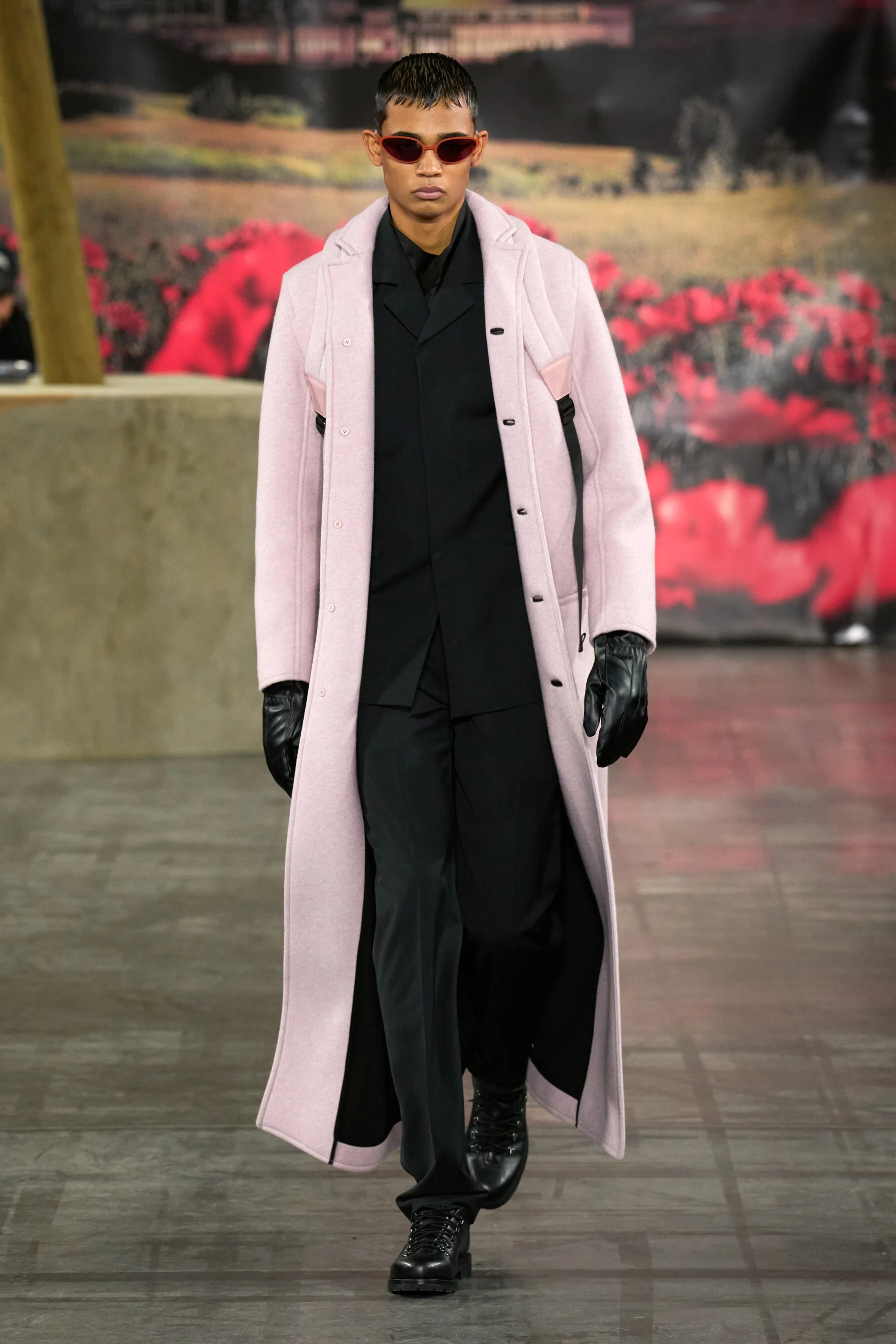 淡雅粉 如果说过去的男装，是在用深色和线条反复强调“力量感”，那 2025 年正