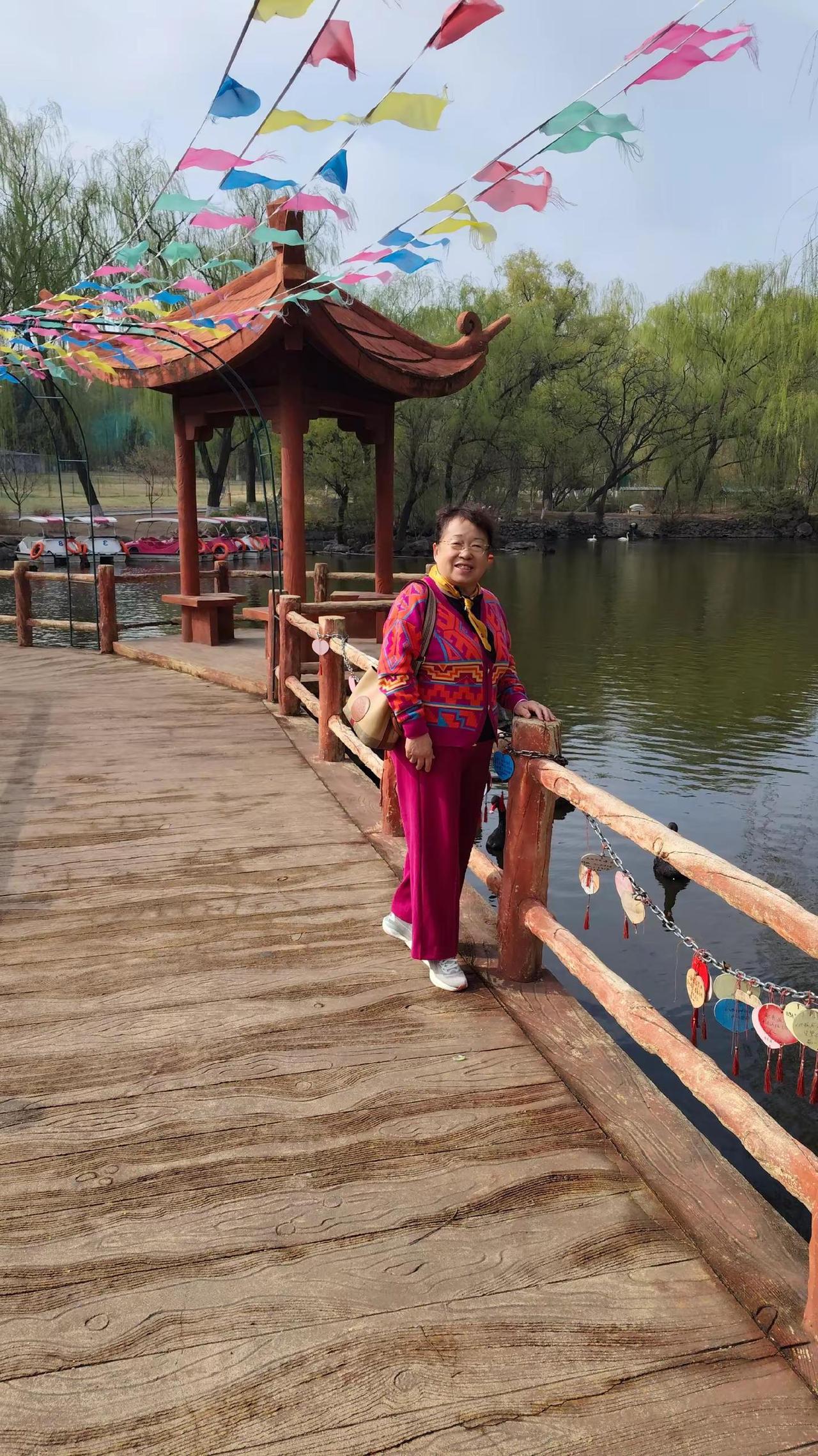 最美四月天，北湖公园柳绿花红，赏花赏景浪漫时。