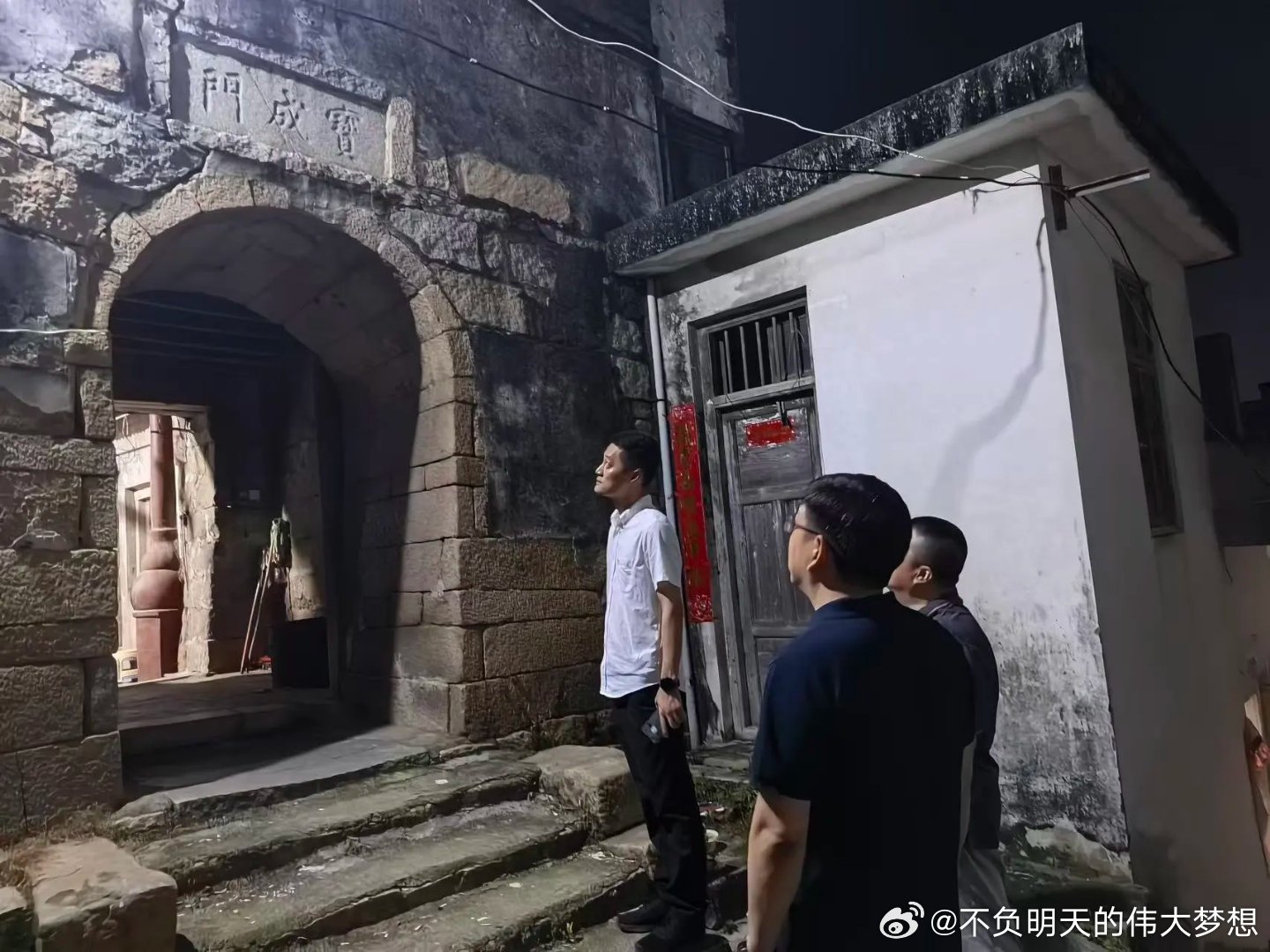梅洲乡5月27日，梅洲乡党委书记林志强夜间驻乡期间带领领导班子到梅洲古城堡环城路