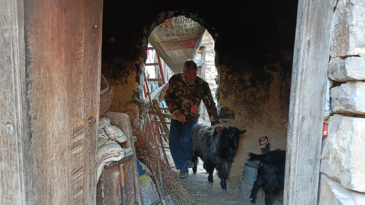 这里是河北涉县的老毛坡村，整个村子坐落在半山腰，6座石头房古朴宁静，宛如一处世外