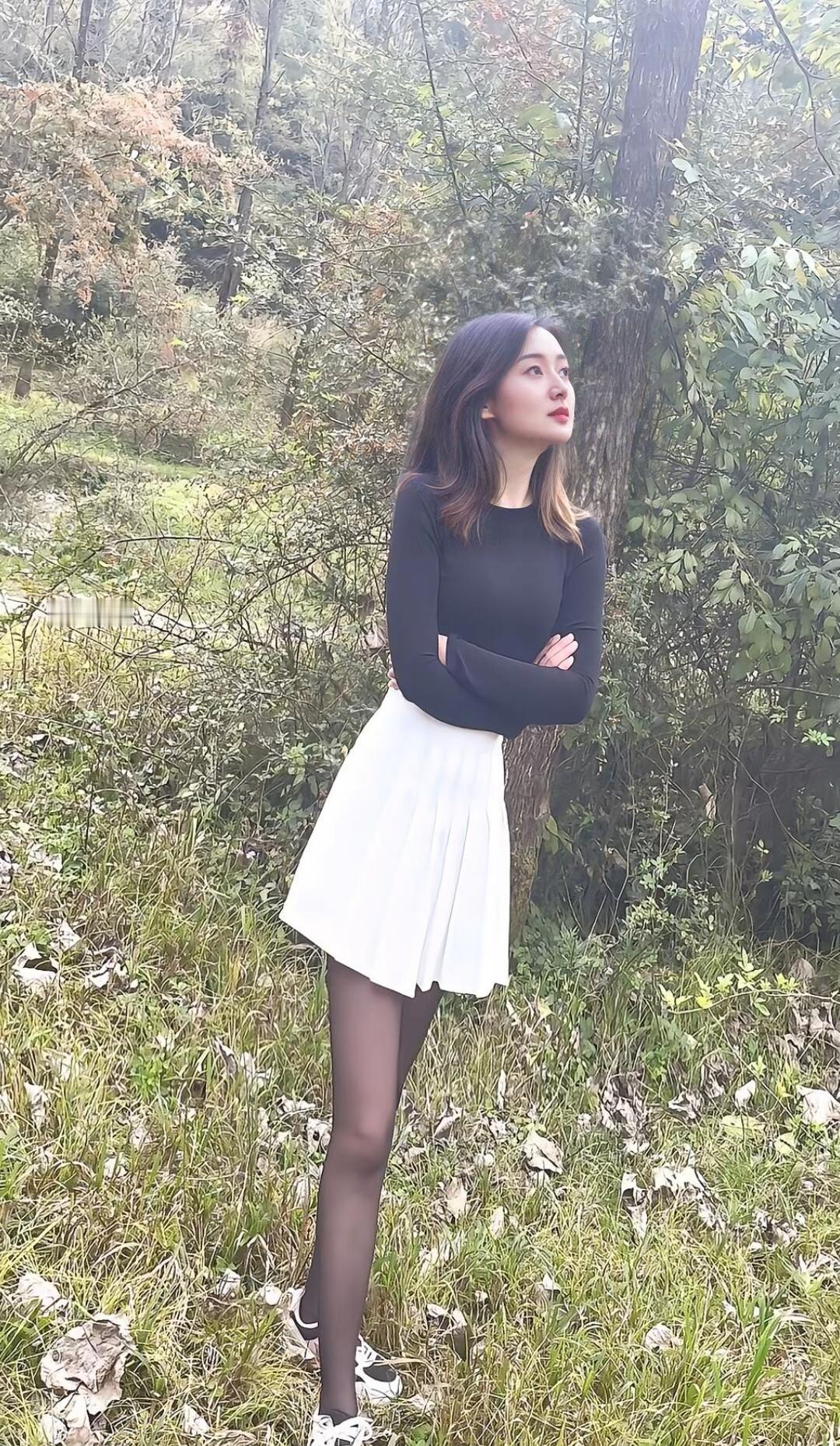 秋日森林中的优雅少女，黑白配色的清新穿搭，自然与时尚的完美结合。