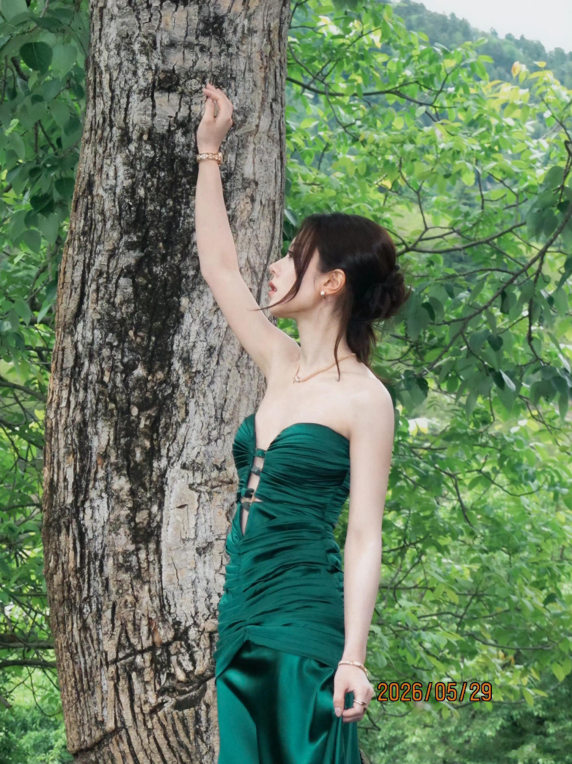 赵今麦vogue造型出图了，好明艳的一颗绿宝石礼服造型很特别 