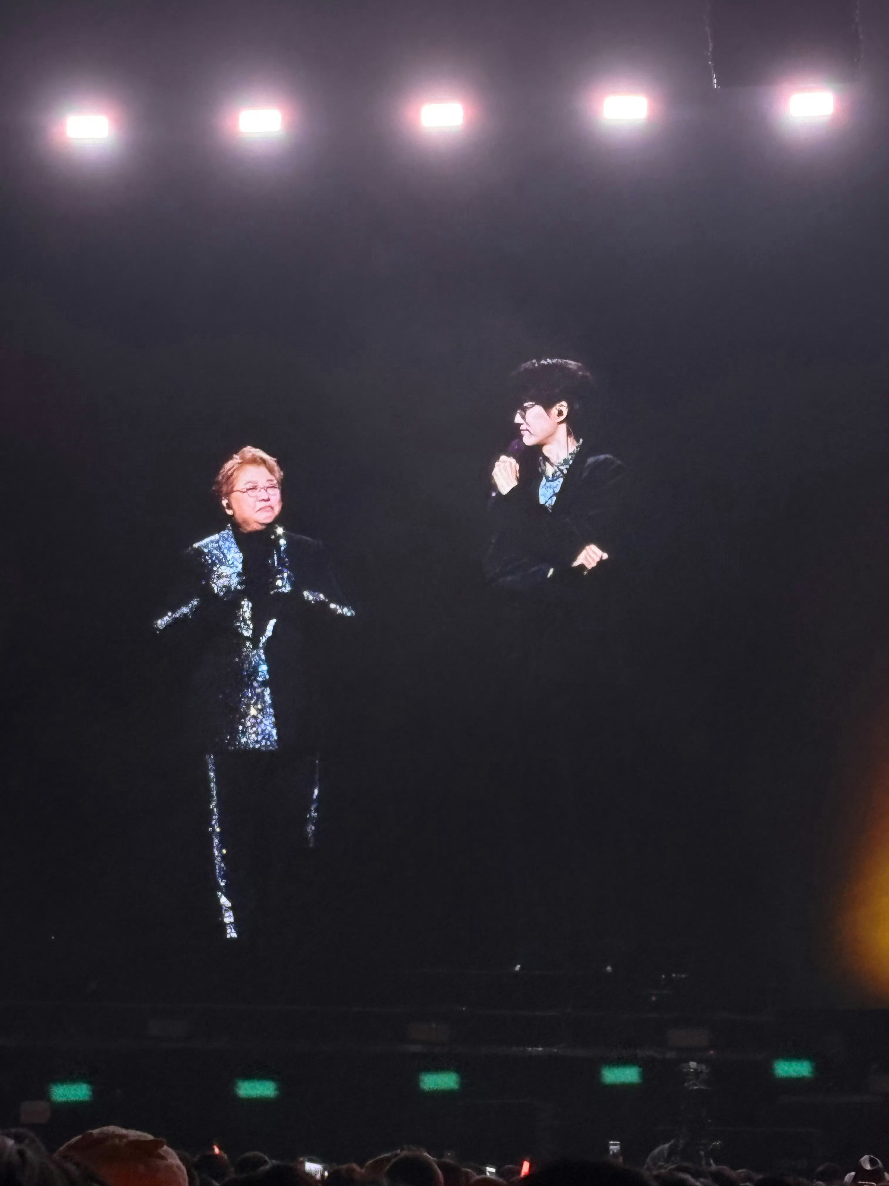 韩红演唱会嘉宾许嵩韩红演唱会嘉宾是许嵩啊啊啊啊！今天韩红演唱会嘉宾是许嵩 