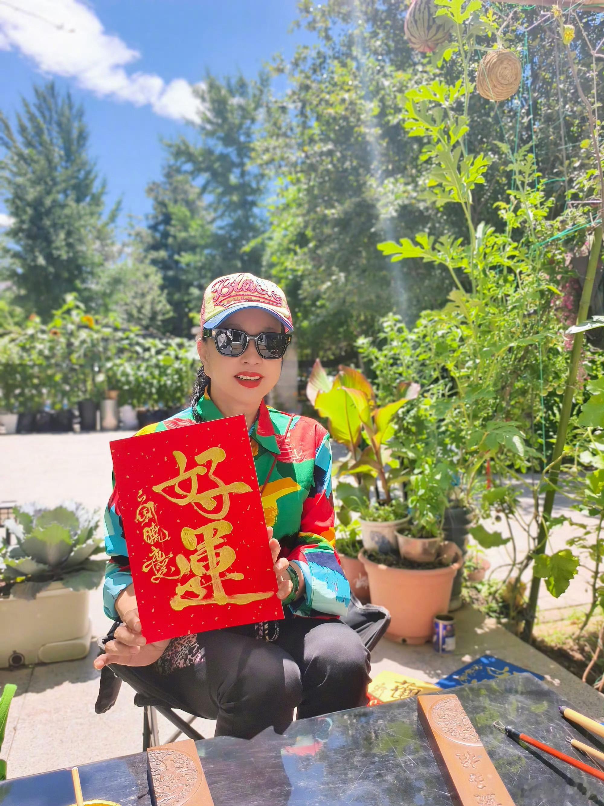 刘晓庆七十五岁仍坚持写字、直播、拍戏，精气神远超同龄人，首先源于长久的精神寄托。