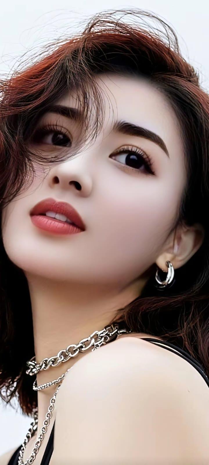 红发少女，复古链条，时尚穿搭，魅力四射