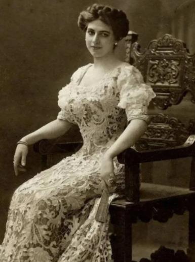 1917年，11个狙击手举枪对着一个漂亮女人，几声枪响后女人倒下，她的头颅还被法