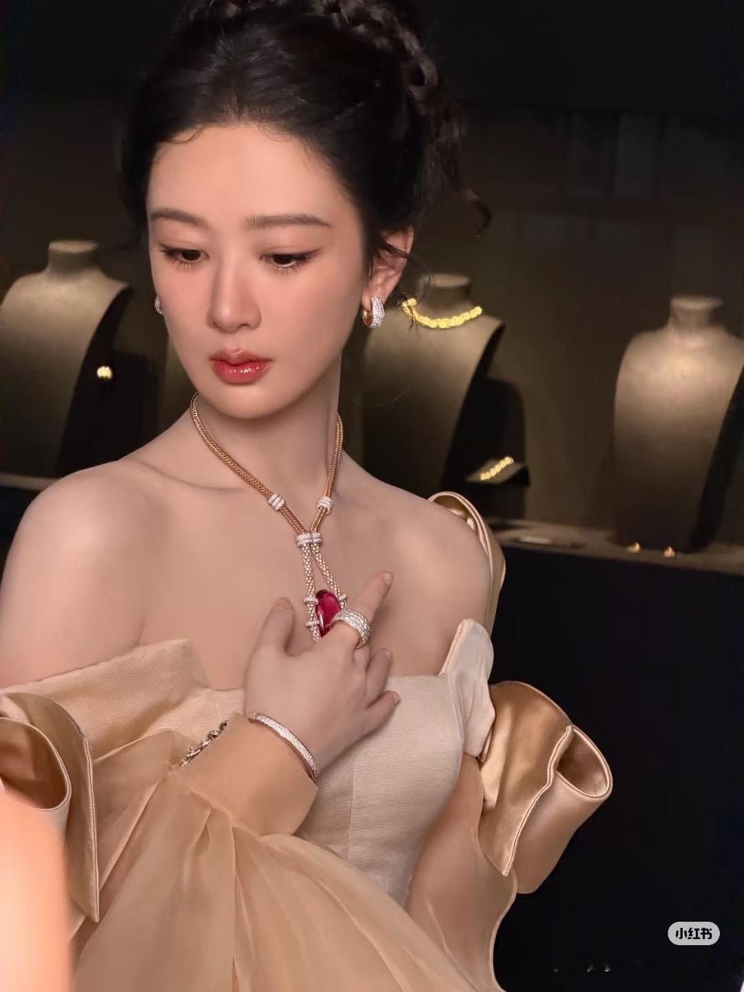 终于看到巴黎的杨紫了是谁的老婆又是谁的姐姐