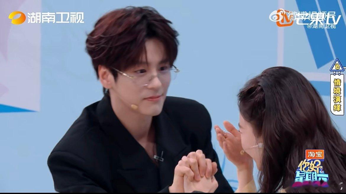 张艺凡没有强心脏干不了这活面对心动挑战丝毫不慌，边演边控心跳，业务能力在线，忙得