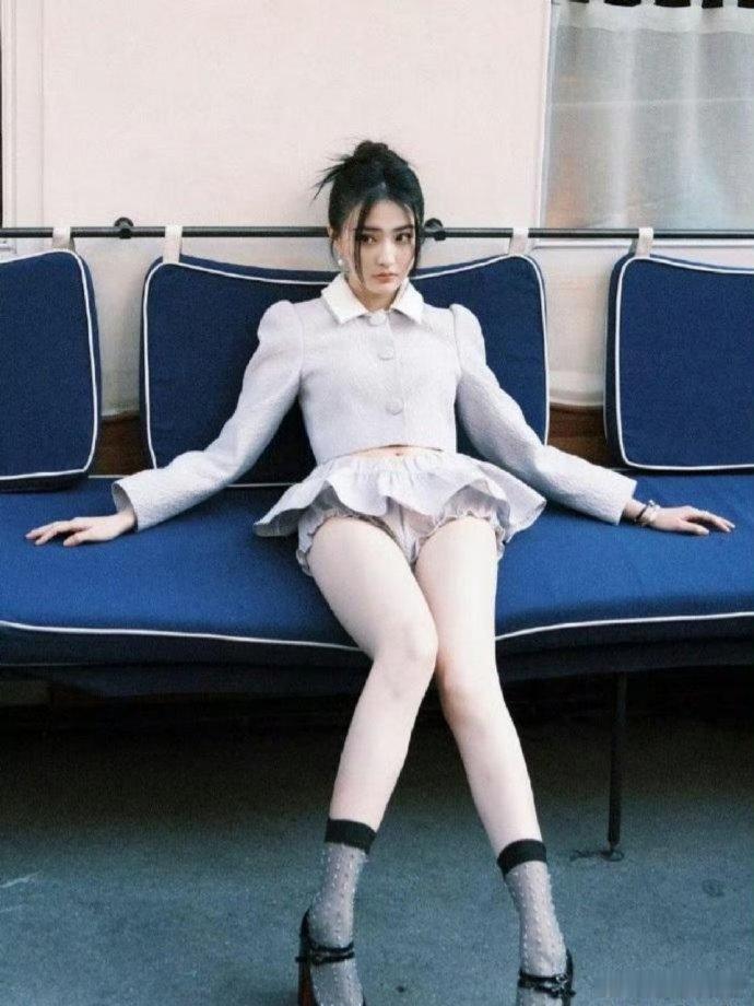 徐璐防走光的姿势会不会太刻意了 ​ ​​​