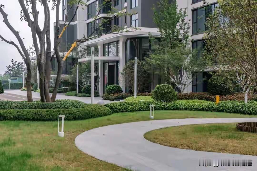 最近这几年为什么有关部门总是不停的在为房地产加油鼓劲？人民日报：房地产市场稳的态