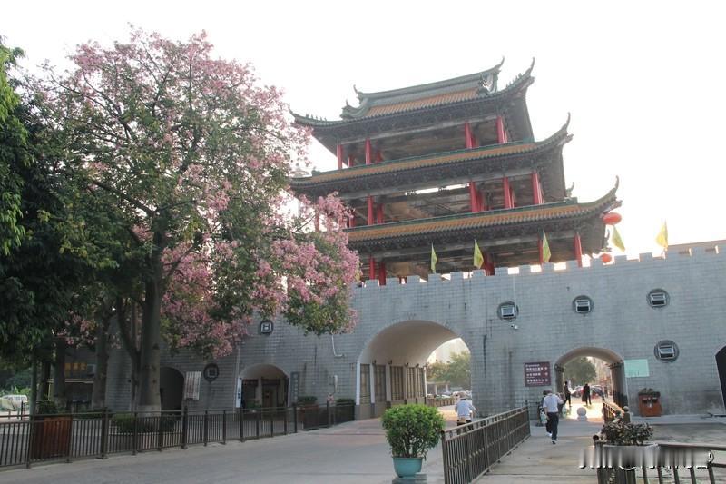 上联:三更月画全风影;
下联:一季花词尽雪梅。