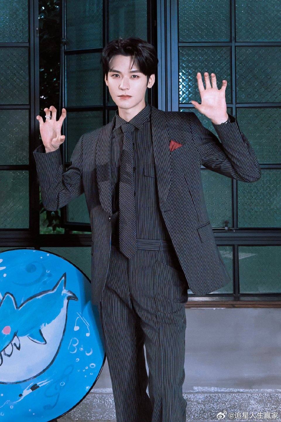 龚俊昨日线下活动饭拍出图，西装霸总是龚俊的舒适区！ 