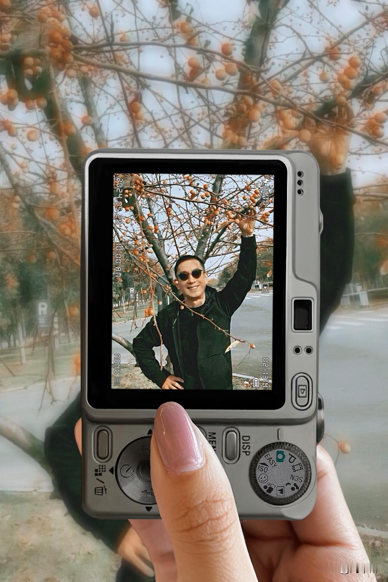 头条就是一面满布各异
凹凸棱镜的哈哈镜。
它会毫不保留地映照出
人世间的美好与丑