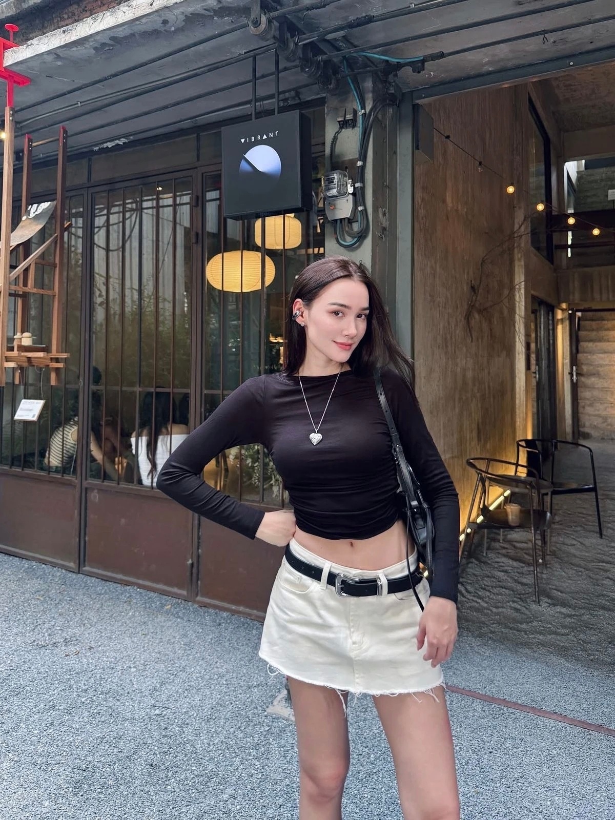 对于偏爱性感风的人来说，修身短袖或长袖就是标配，线条一勾勒，这种辣妹造型其实随手