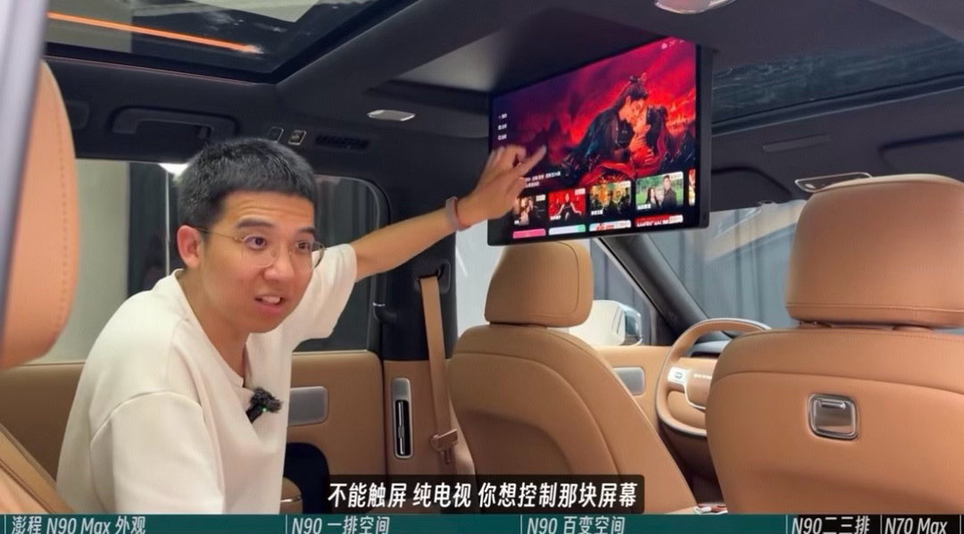 电视不能触控，也没什么大不了离的远，本来摸起来就不方便配个物理遥控器或者手机遥控