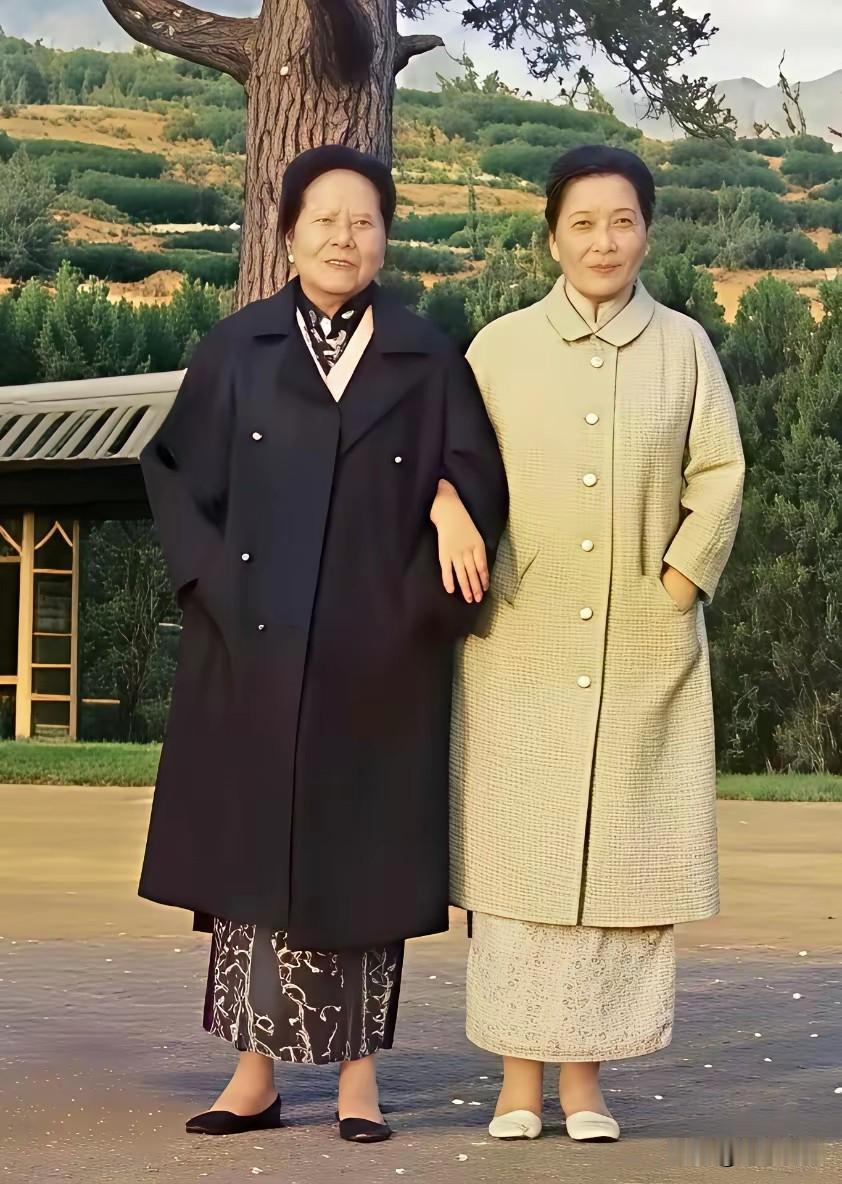 看完这张老照片瞬间心里发酸！1968年，80岁宋蔼龄和71岁宋美龄拍下这张姐妹合