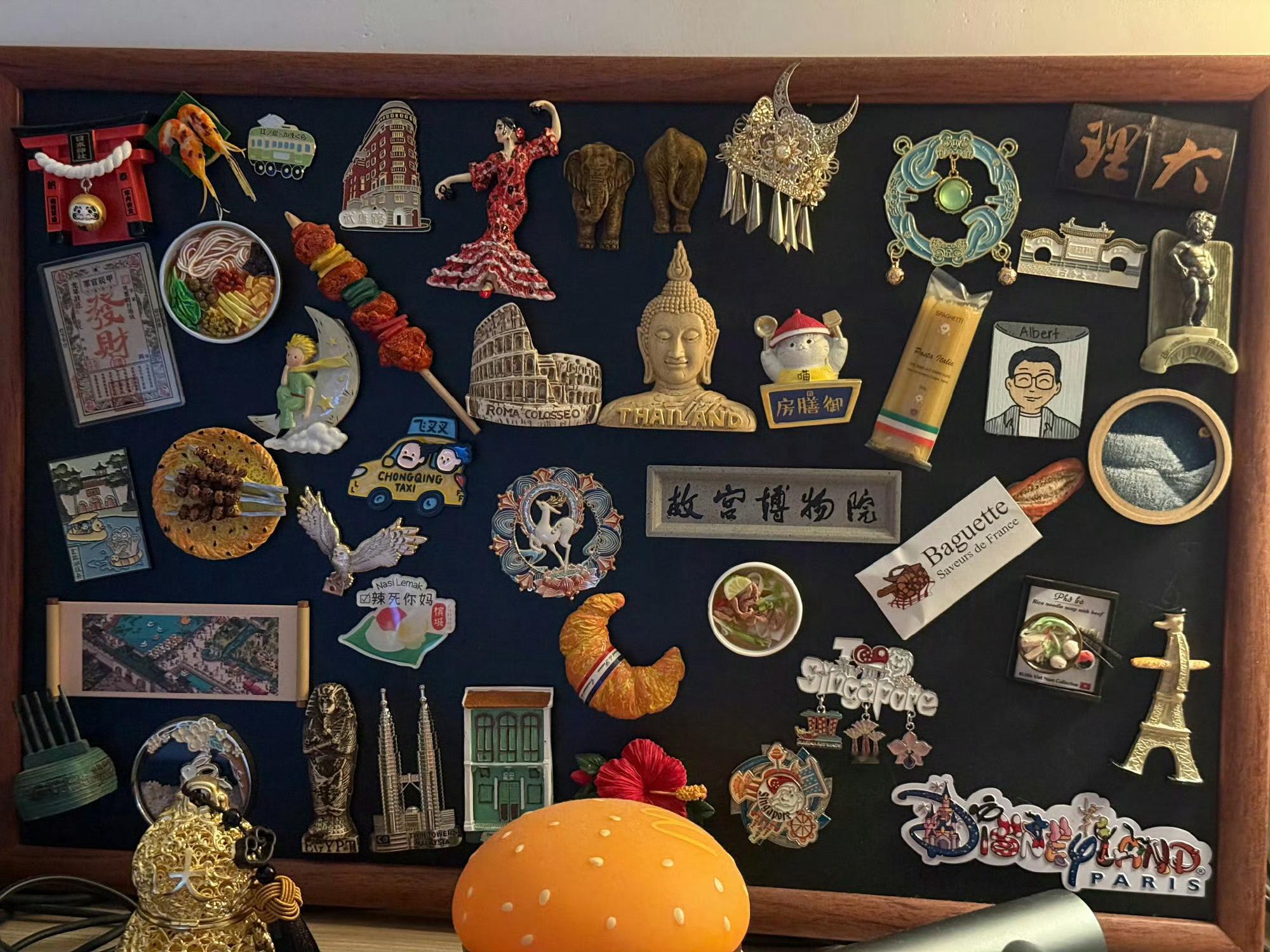 冰箱贴一定要经常挪挪位置 所以我直接不贴冰箱上买了一个装饰板✌️ 