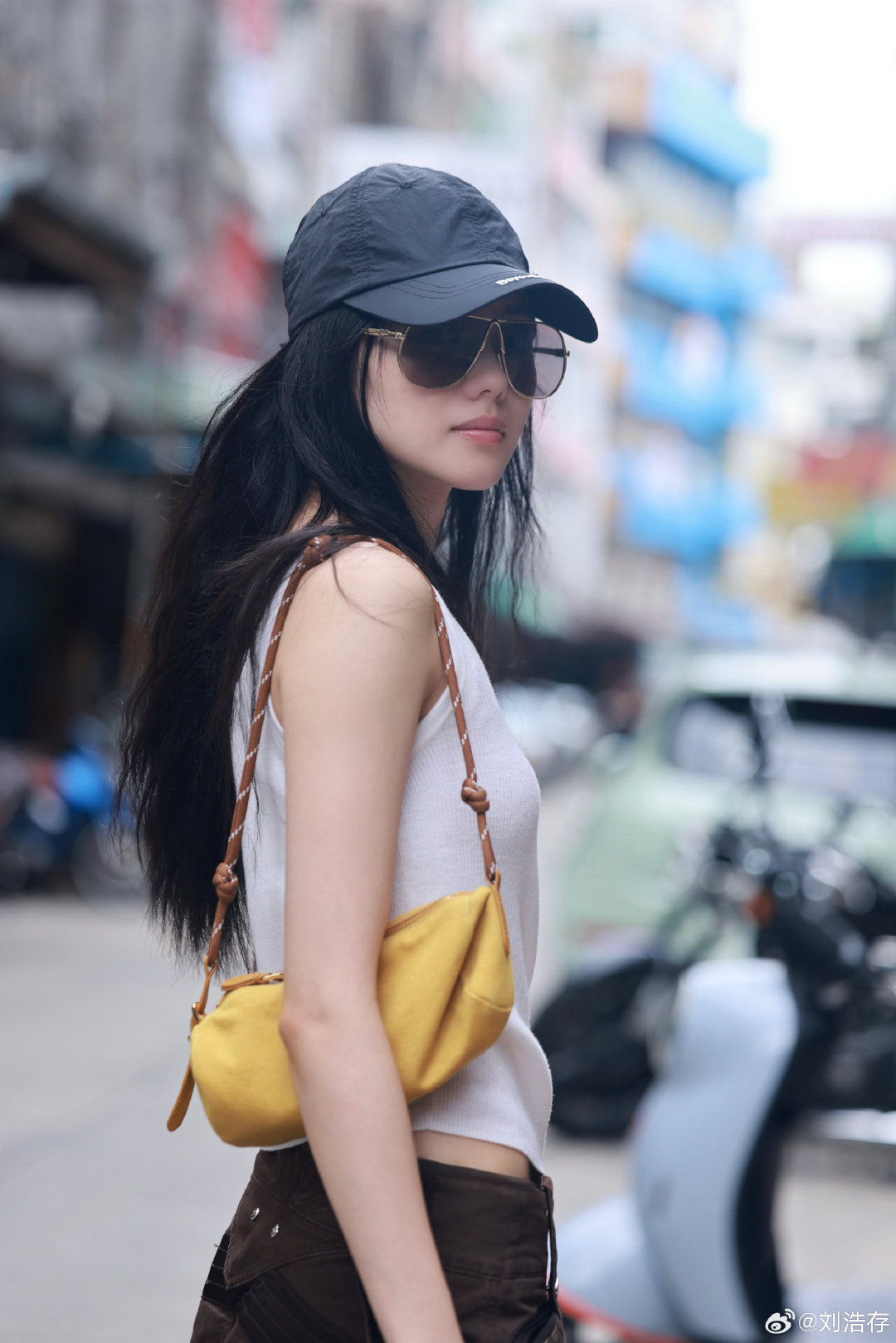 刘浩存小小的脸大大的墨镜刘浩存小小的脸上戴大大的墨镜 美丽！ ​​​