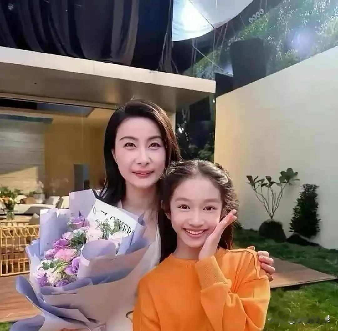 郭晶晶的大女儿霍中妍长的甜美可爱，很像妈妈郭晶晶。有这么优雅的妈妈，住着1.2亿