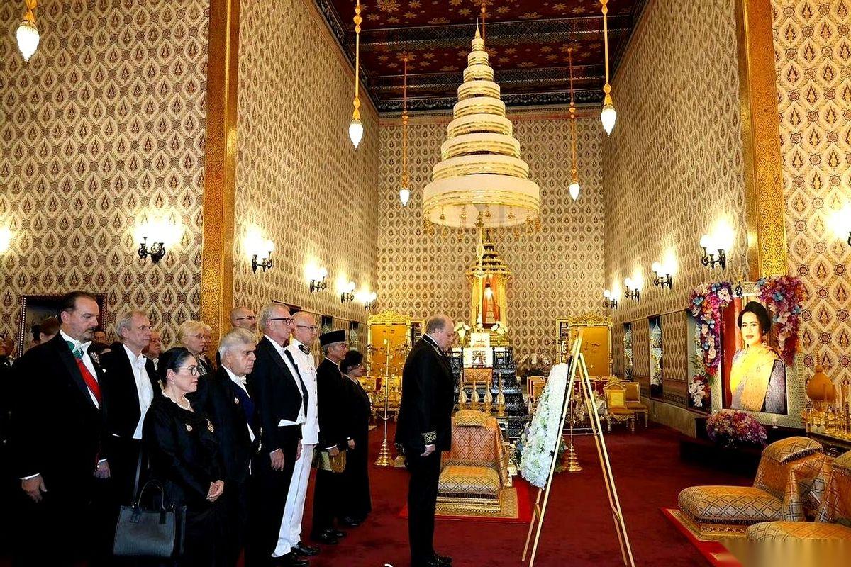 85个国家，86位代表。
从世界各个角落，飞到同一个地方。
只为了一场告别。
这