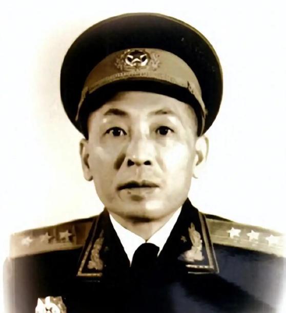 1935年，红军师长写好投降信准备带全师投敌，21岁政委连夜拍桌：绑了！多年后，