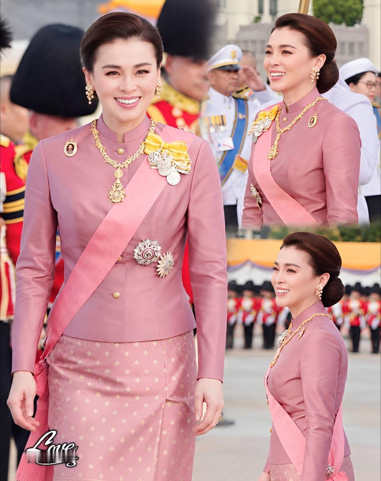 48岁苏提达嫩如少女，根本看不出是阿姨辈
苏提达王后之前，穿了一套很讲究的泰式皇