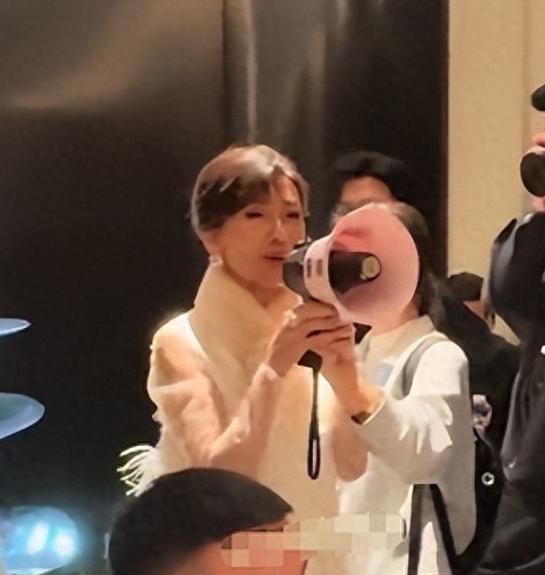 真是让人头皮发麻！
赵雅芝住个酒店都能遇到“鬼故事”，居然有私生饭趁着保洁打扫溜