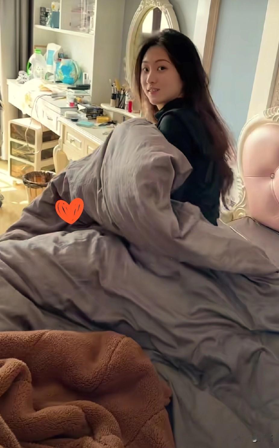 俩逆子今天终于走了……
看看他女朋友住的卧室里，我都反胃，恶心得想吐，今上午准备