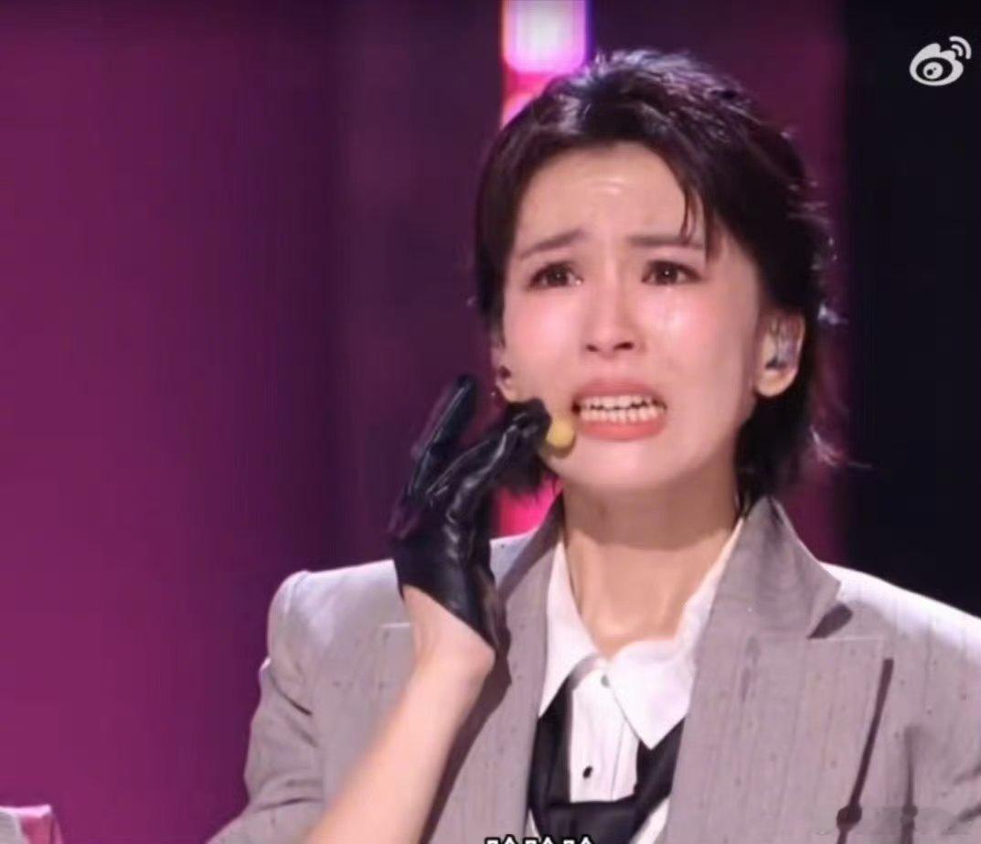 浪姐哭完你的哭你的🌧️从《乘风2026》开播哭到现在，纸巾攒了厚厚一叠😭何宣