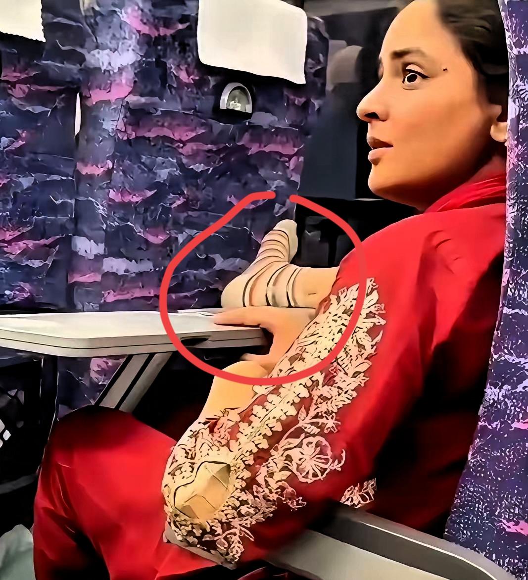 年轻的印度女子裹着纱丽，大大咧咧地把光脚跷在前排的小桌板上，脚趾还随着耳机里的音